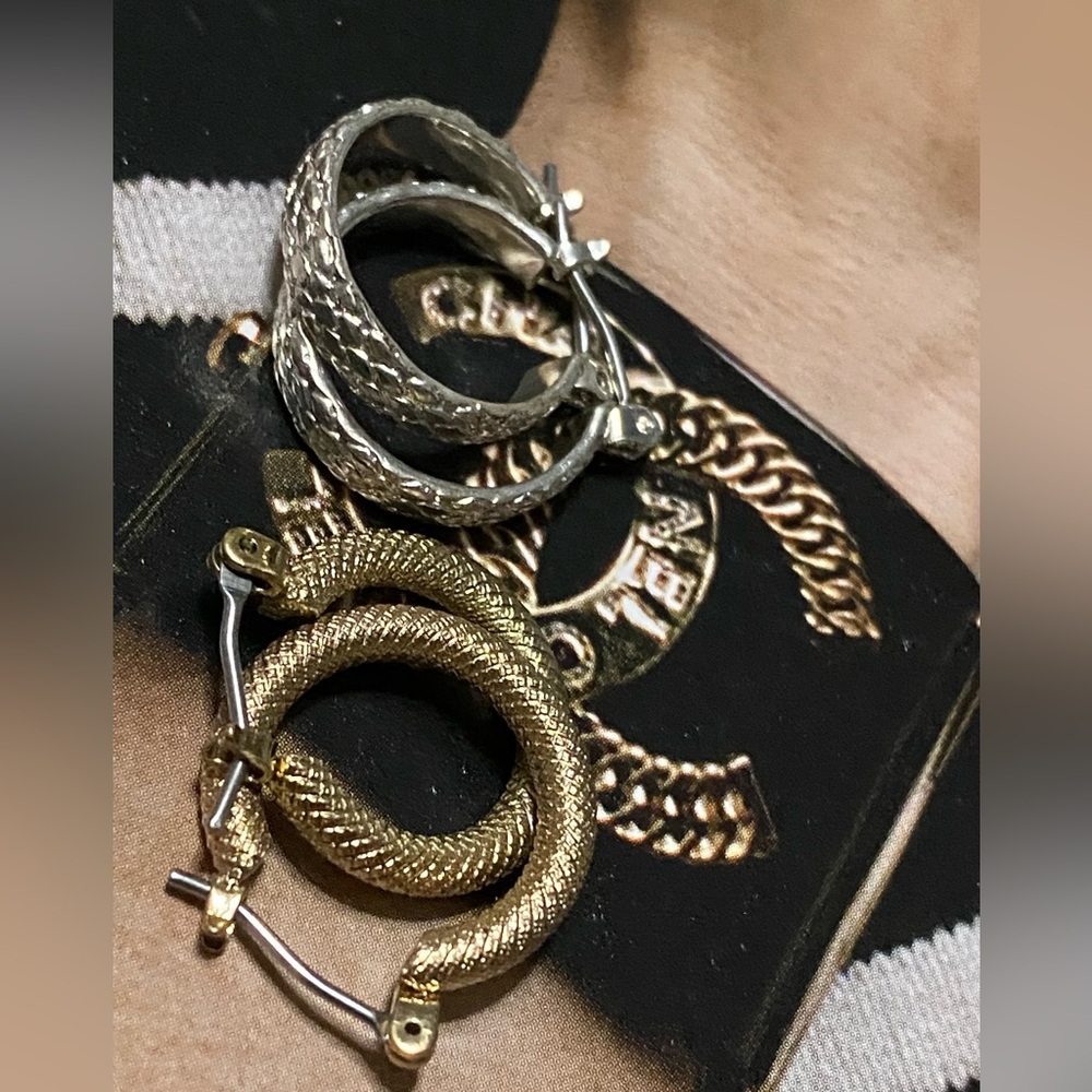 ✨2 Pairs Gold and Silver Hoop Earrings✨
